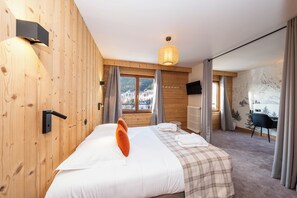 Family Room | Premium bedding, desk, laptop workspace, soundproofing - Casa Moho Saint-François-Longchamp 1450 (Saint-François-Longchamp)