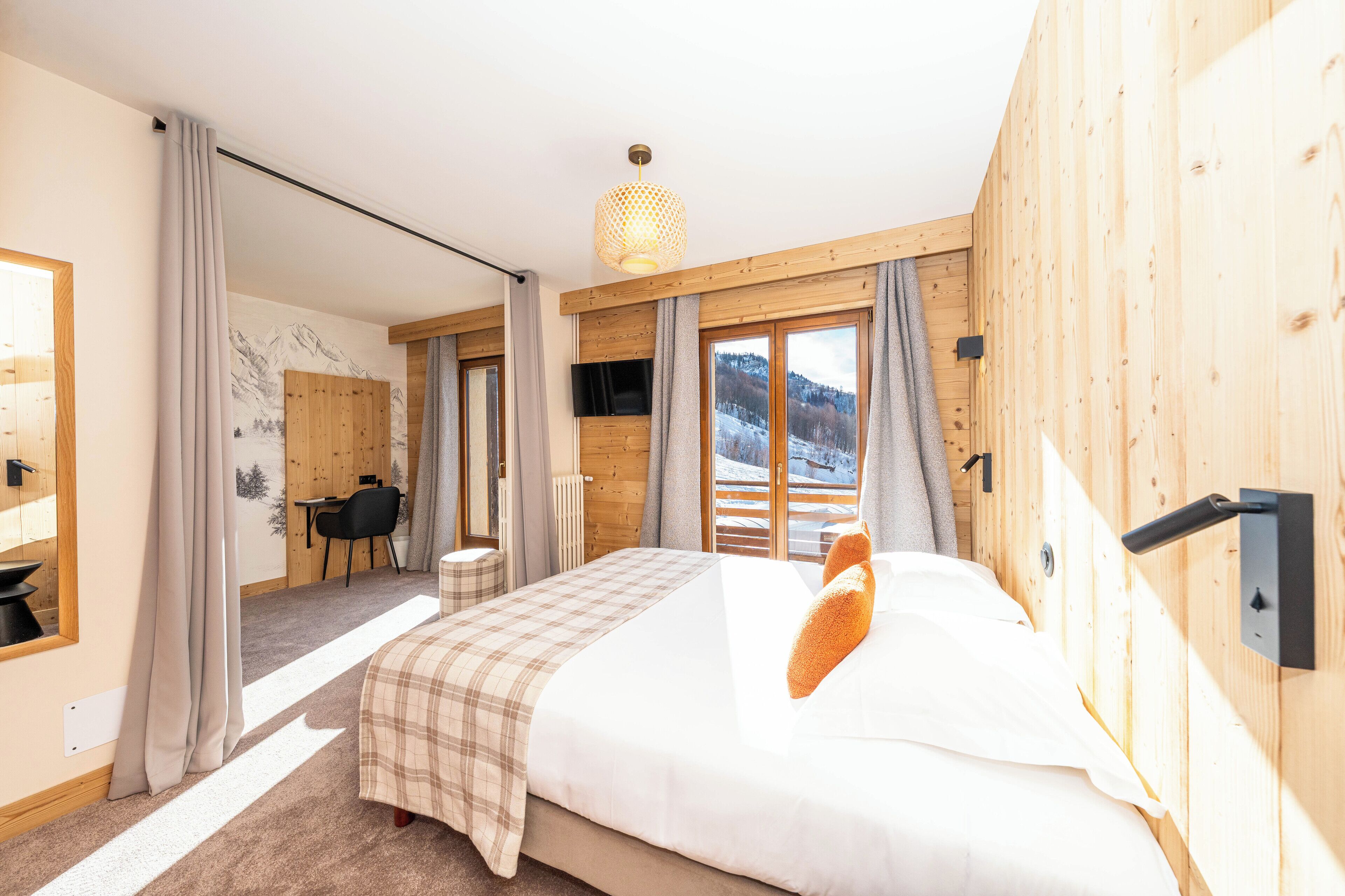 Phòng Suite dành cho gia đình | Bộ đồ giường cao cấp, bàn, khu vực làm việc phù hợp cho laptop 