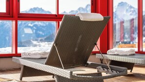 A sun lounger with a view of snow-capped mountains through large windows. - Casa Moho Saint-François-Longchamp 1450 (Saint-François-Longchamp)