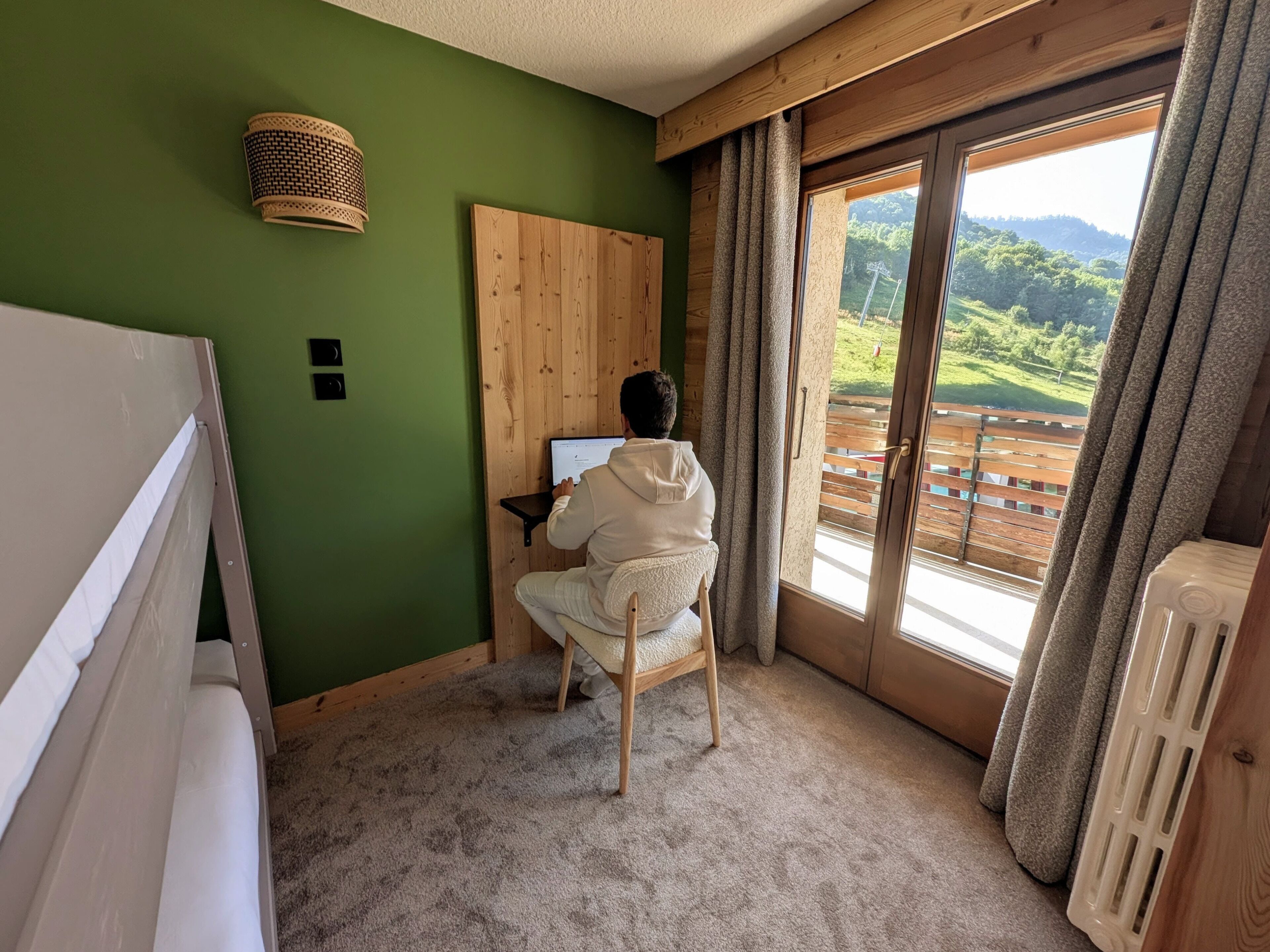 Familiekamer | Luxe beddengoed, een bureau, een laptopwerkplek, geluiddichte muren