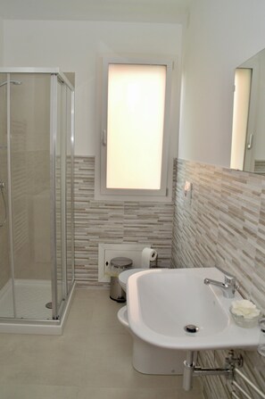 Douche, sèche-cheveux, bidet, serviettes fournies