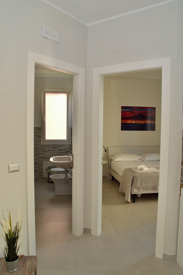 2 slaapkamers, een strijkplank/strijkijzer, reisbedje, gratis wifi