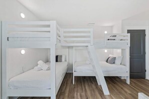 4 bedrooms, iron/ironing board, travel crib, free WiFi - Waves | Heated Pool | Steps to Beach | Golf Cart (Anna Maria)