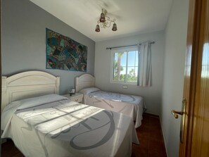 4 habitaciones, tabla de planchar con plancha, wifi y ropa de cama 