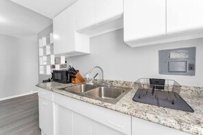 Microwave, coffee/tea maker - Maple Heights Getaway (Maple Heights)