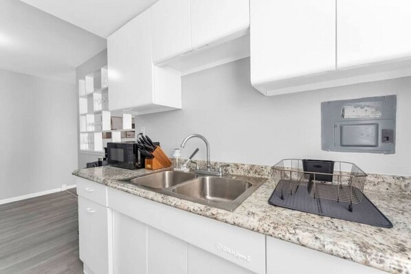 Mikrowelle, Wasserkocher mit Kaffee-/Teezubehör