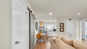 Un interior moderno con comedor, cocina y sala de estar.