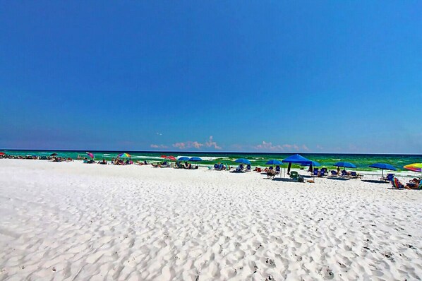 Una spiaggia nelle vicinanze