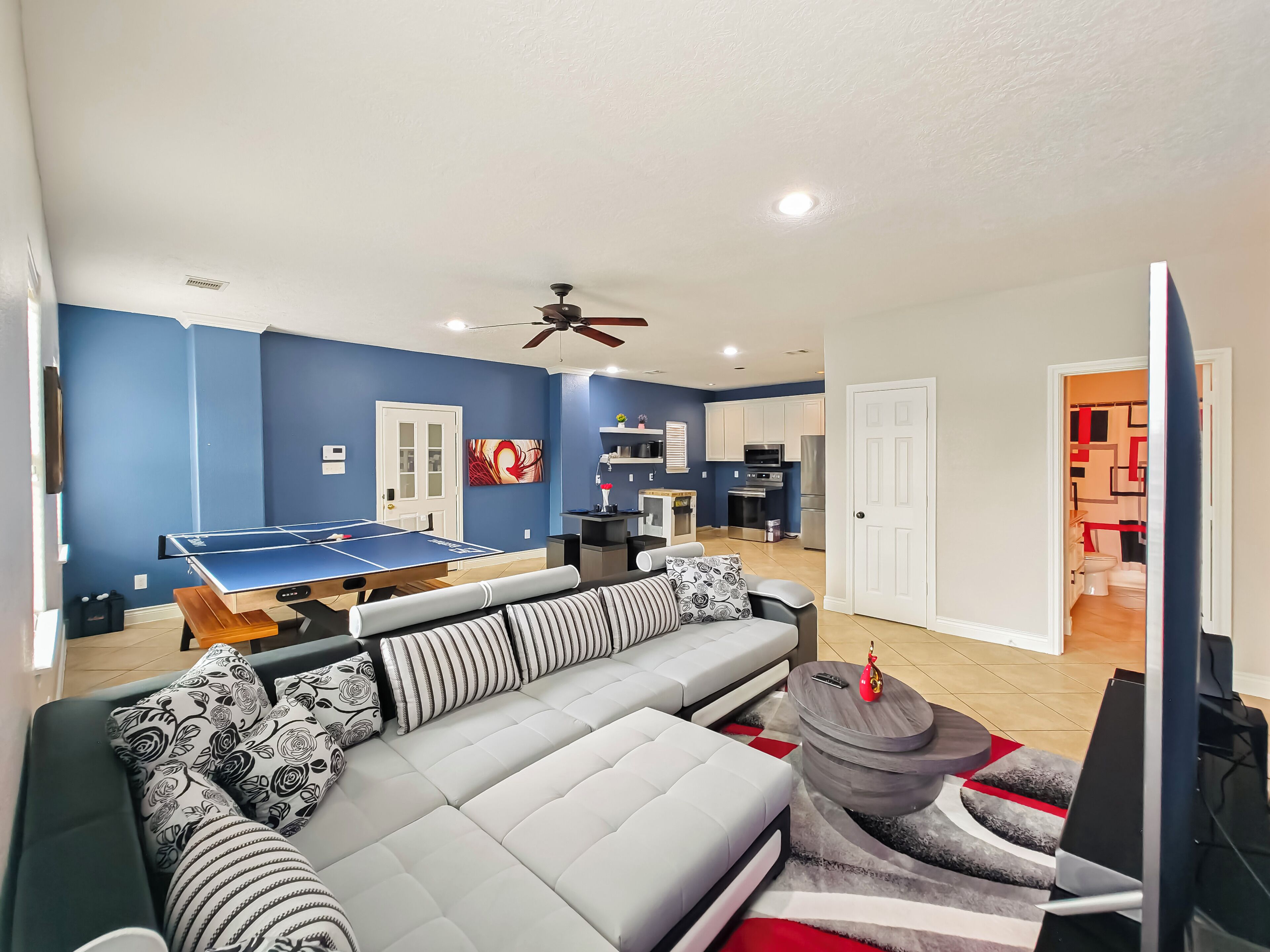 Älytelevisio, takka, pöytäjalkapallopöytä, pöytätennispöytä