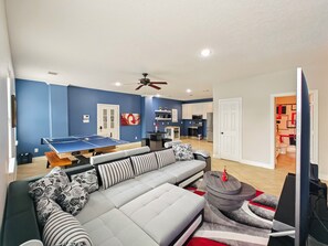 Smart-TV, Kamin, Tischfußball, Tischtennisplatte