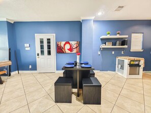 Dining - Modern 3 Bedroom with 85" TV, Air Hockey, BBQ, Ping Pong, Foosball & More (Houston)