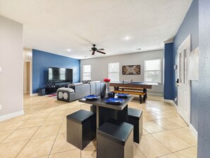 Smart-TV, Kamin, Tischfußball, Tischtennisplatte