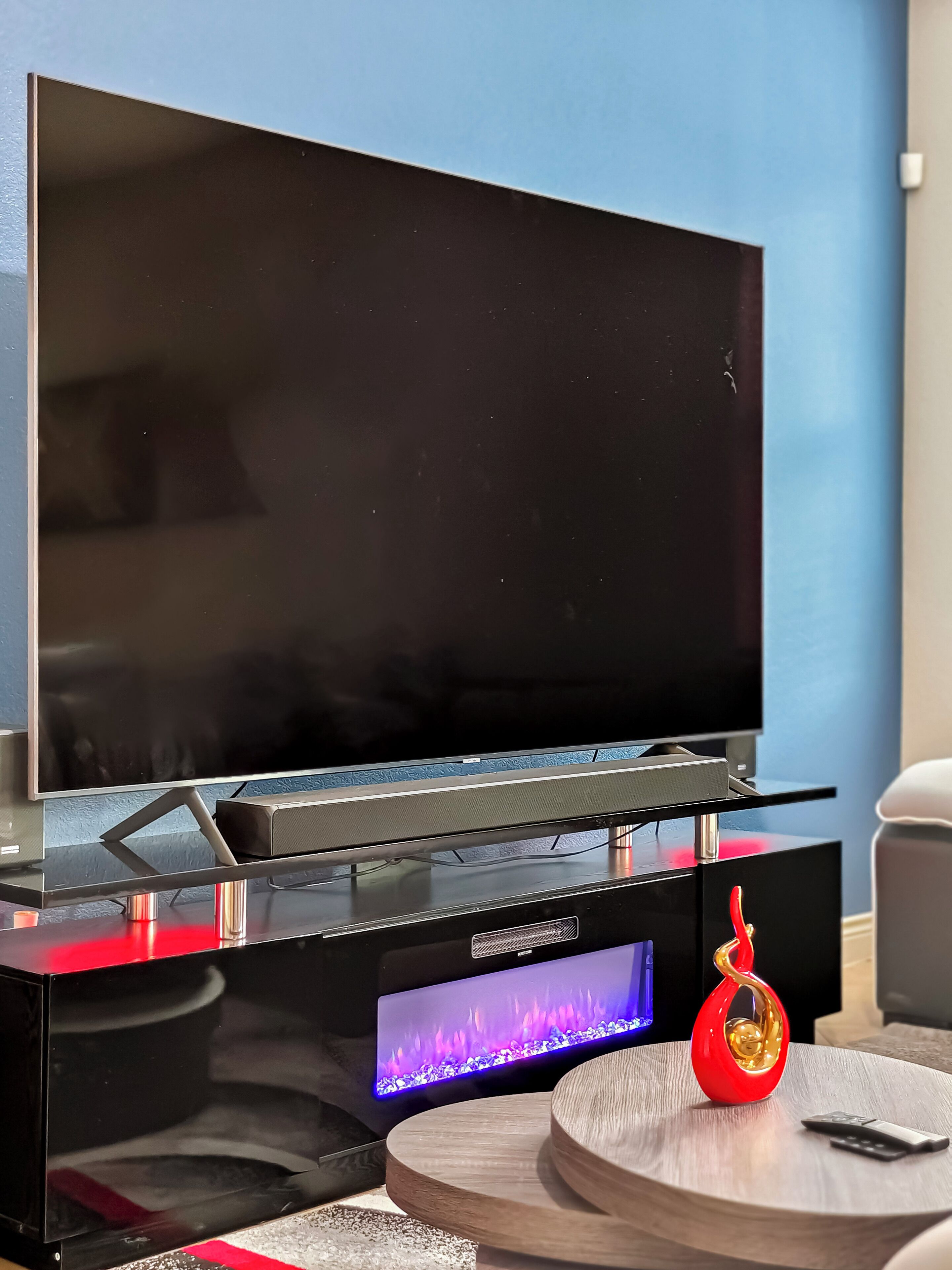 Älytelevisio, takka, pöytäjalkapallopöytä, pöytätennispöytä