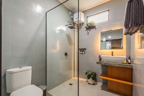 Apartemen Deluks, 1 Tempat Tidur King | Kamar mandi | Shower, pancuran hujan, perlengkapan mandi gratis, dan handuk