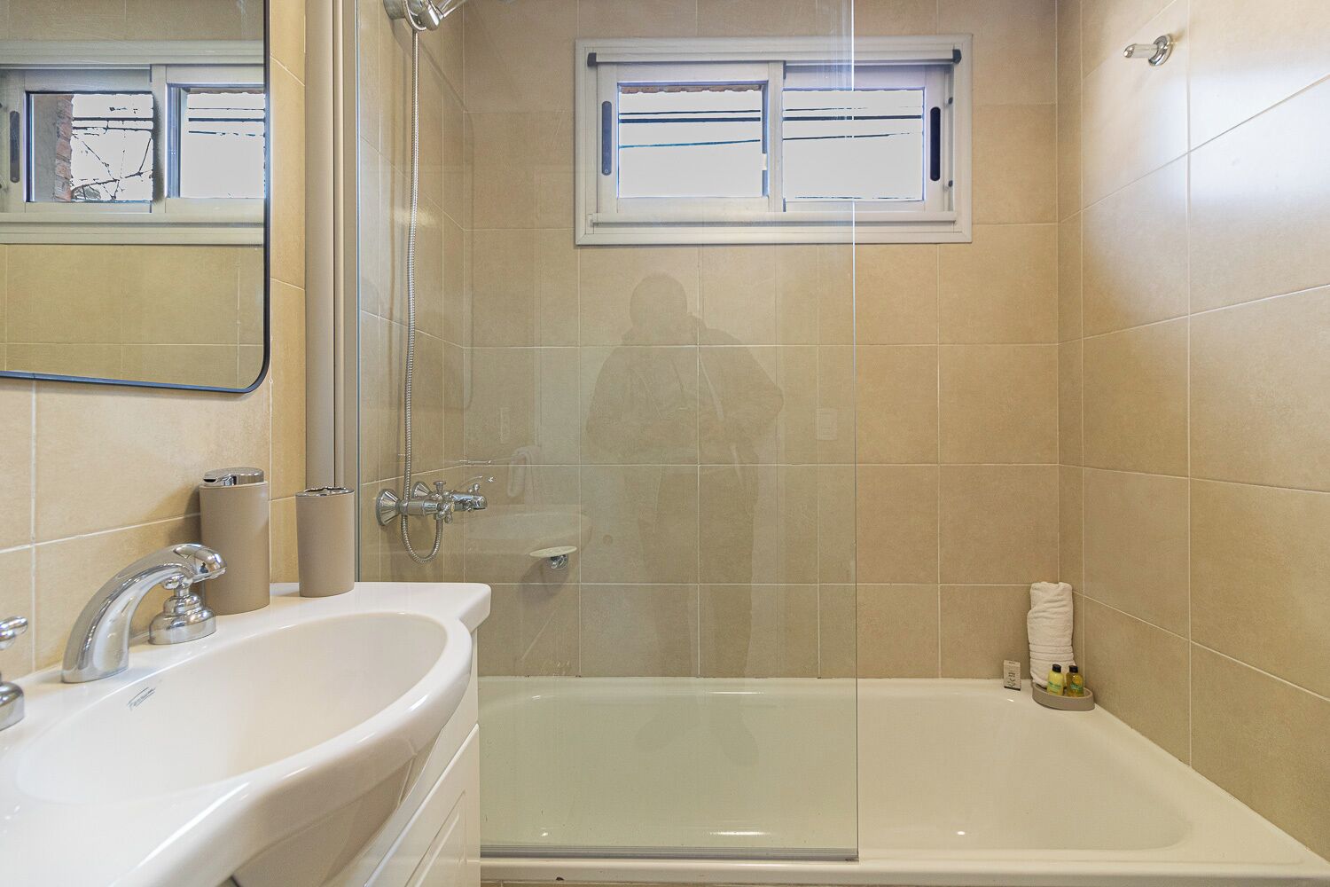 Ein Badezimmer mit Badewanne, Dusche und Waschbecken.