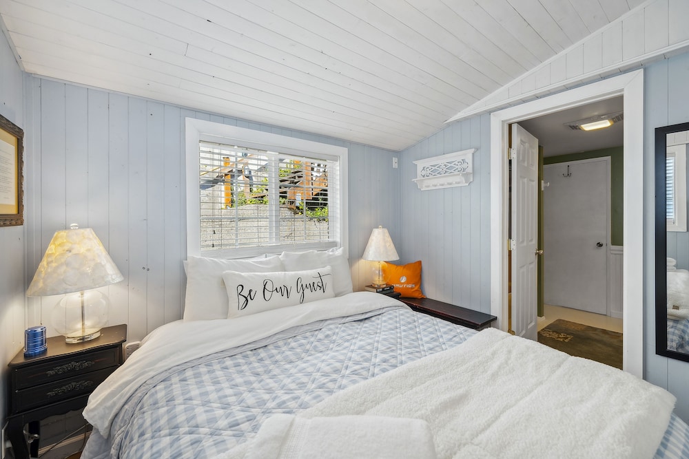 Sand DollarBeach CottageWaterfront Direct Access to the Beach