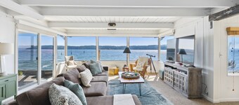 Waterfront-Cozy Cottage on the Water! Best view of PNW Moody Season. Green Clean