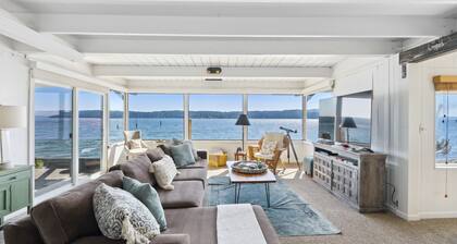 Waterfront-Cozy Cottage on the Water! Best view of PNW Moody Season. Green Clean
