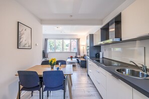 Fridge, oven, stovetop, dishwasher - fewo1846 - Martinsberg - Centrally located apartment with three bedrooms (Flensburg)