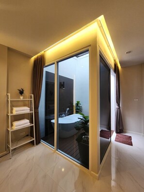 Basic Studio Suite | Desk, free WiFi - KVILLA (Bangkok)