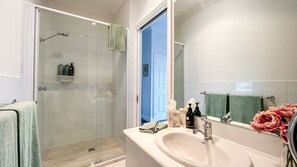 Secador de pelo, toallas, jabón, shampoo