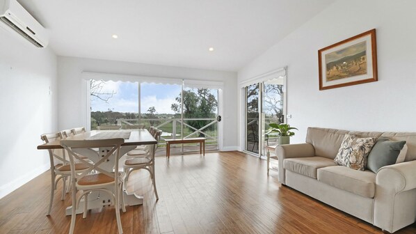 TV connectée, cheminée, livres