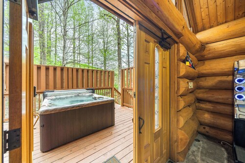 This cabin is a 3 bedroom(s), 2.5 bathrooms, located in Gatlinburg, TN.