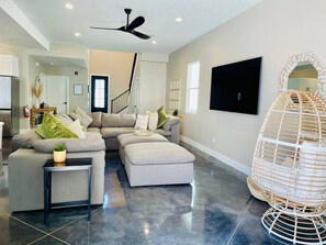 Smart TV, ping pong - Brand New Home! Pool, Games, relaxing space! (Hurricane)