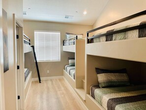 5 habitaciones, escritorio y tabla de planchar con plancha