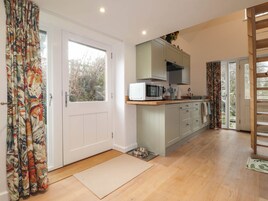 Cottage | Private kitchen | Fridge, electric kettle, toaster, cookware/dishes/utensils