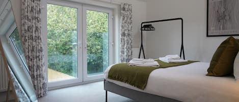 4 bedrooms, desk, WiFi