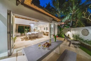 Relax in this spacious living area with a dining space and kitchen, featuring a large dining table, comfortable seating, and modern appliances.