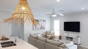 Smart TV, books, stereo - Spoondrift - 5 Mins Walk to Beach (South West Rocks)