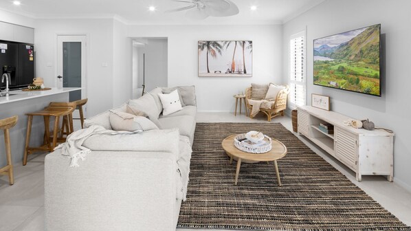 Smart-TV, bøker og stereoanlegg