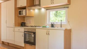 Een koelkast, een magnetron, een oven, een kookplaat