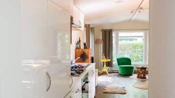 Een koelkast, een magnetron, een oven, een kookplaat