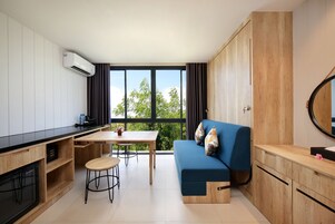 Premium-Zimmer, 1 King-Bett | Wohnbereich | 43-Zoll-Smart-TV mit Digitalempfang, Netflix, Streaming-Dienste