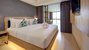 Signature Studio Suite | In-room safe, desk, blackout curtains, soundproofing