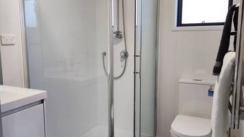 Haartrockner, Handtücher, Seife, Shampoo