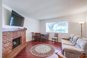 Fernseher, Kamin, Arbeitsbereiche