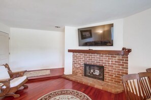 TV, caminetto, studio