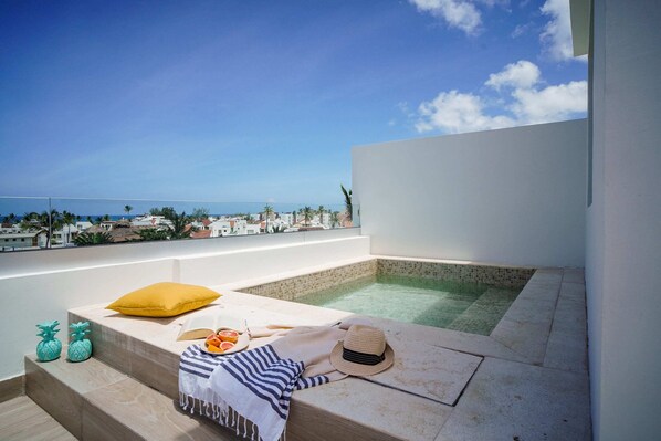 Outdoor spa tub - Elegant and spacious Penthouse with Ocean View (Punta Cana)