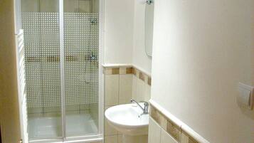 Apartment, 3 Bedrooms, Smoking, Patio | Bathroom