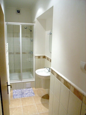 Apartment, 3 Bedrooms, Smoking, Patio | Bathroom