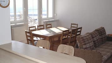 Apartment, 3 Bedrooms, Smoking, Patio | Dining