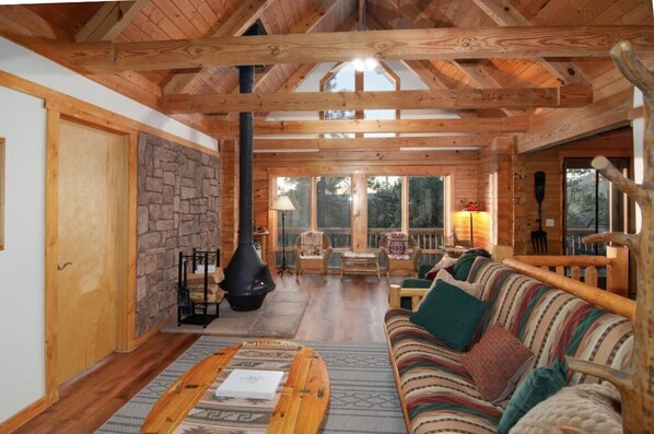 Smart TV, fireplace, DVD player, books - Dreamy Cabin in the Trees! BBQ & Stargazing Deck (Pine)