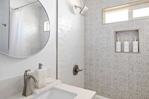 Douche, sèche-cheveux, shampoing