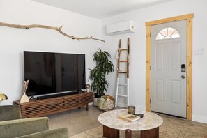 Televisor, llar de foc i llibres