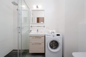 Shower, hair dryer, shampoo - Comfortable Apartment | Parking, Balcony, Workspace (Wroclaw)