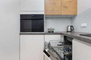 Een koelkast, een microgolfoven, een oven, een kookplaat